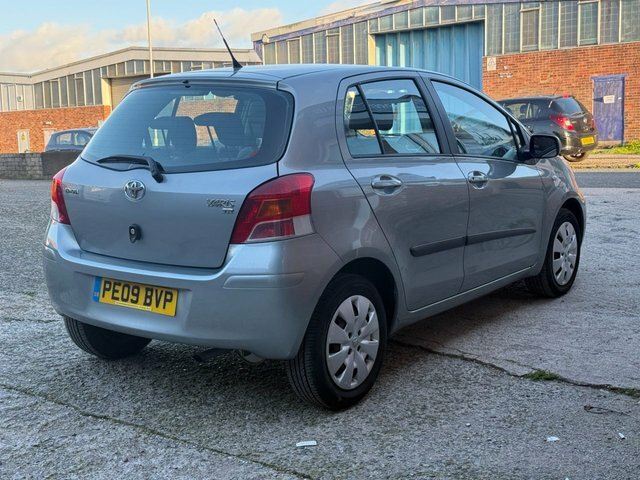Toyota Yaris Dual Vvt-i Tr Hatchback Silver #6