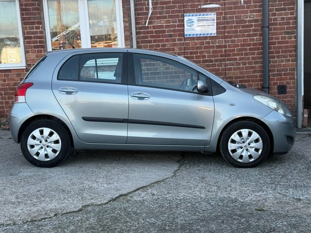 Toyota Yaris Dual Vvt-i Tr Hatchback Silver #5