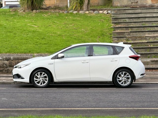 Toyota Auris Vvt-h Business Edition Hatchback White #4