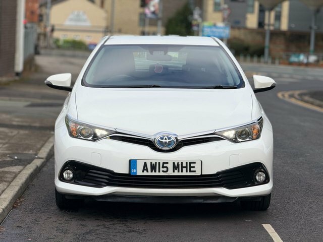 Toyota Auris Vvt-h Business Edition Hatchback White #2