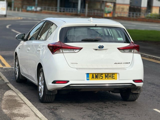 Toyota Auris Vvt-h Business Edition Hatchback White #6