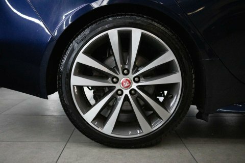 Jaguar XE Portfolio Ingenium Silver #12