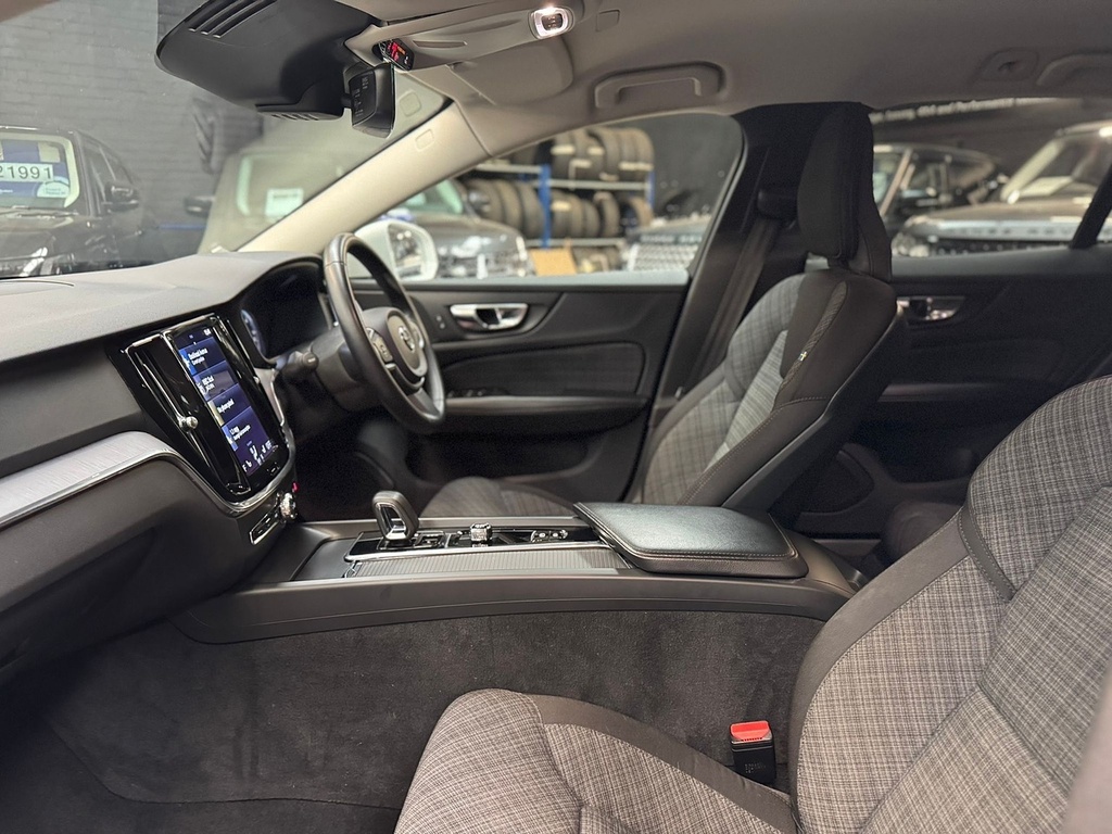 Volvo V60 B3 Black #13