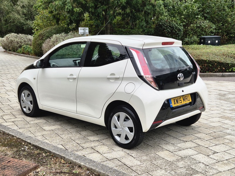 Toyota Aygo 1.0 Vvt-i X-play Hatchback White #4