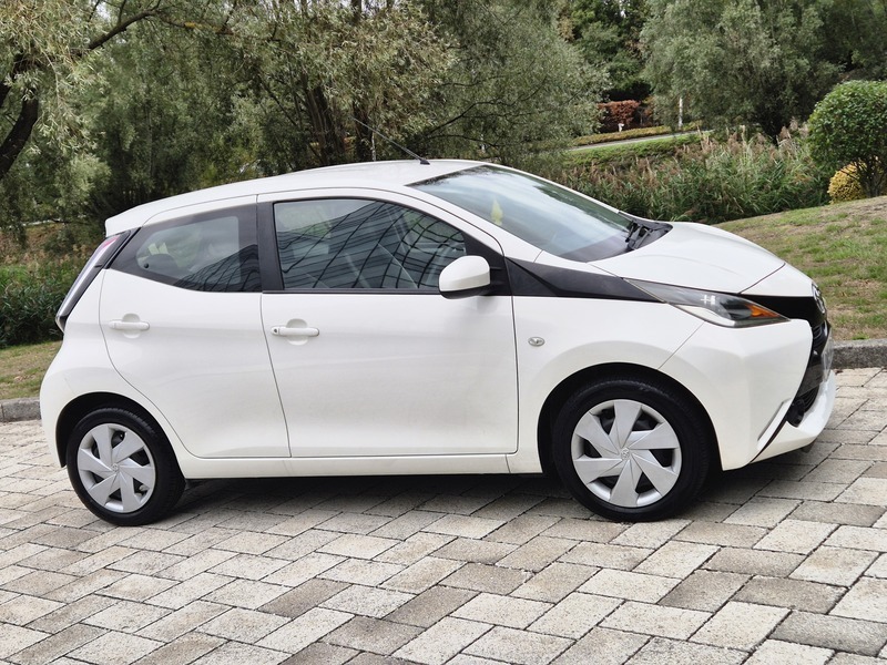 Toyota Aygo 1.0 Vvt-i X-play Hatchback White #5