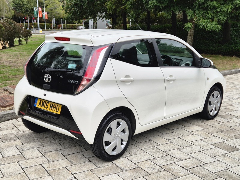 Toyota Aygo 1.0 Vvt-i X-play Hatchback White #3