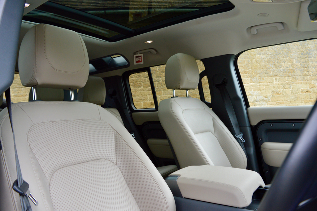 Land Rover Defender 110 X-dynamic S Black #19