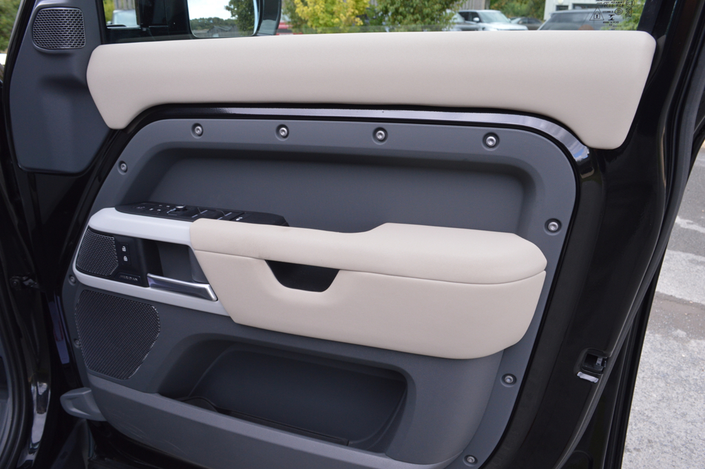 Land Rover Defender 110 X-dynamic S Black #40