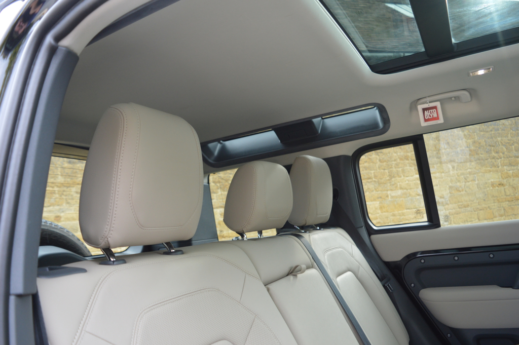Land Rover Defender 110 X-dynamic S Black #18