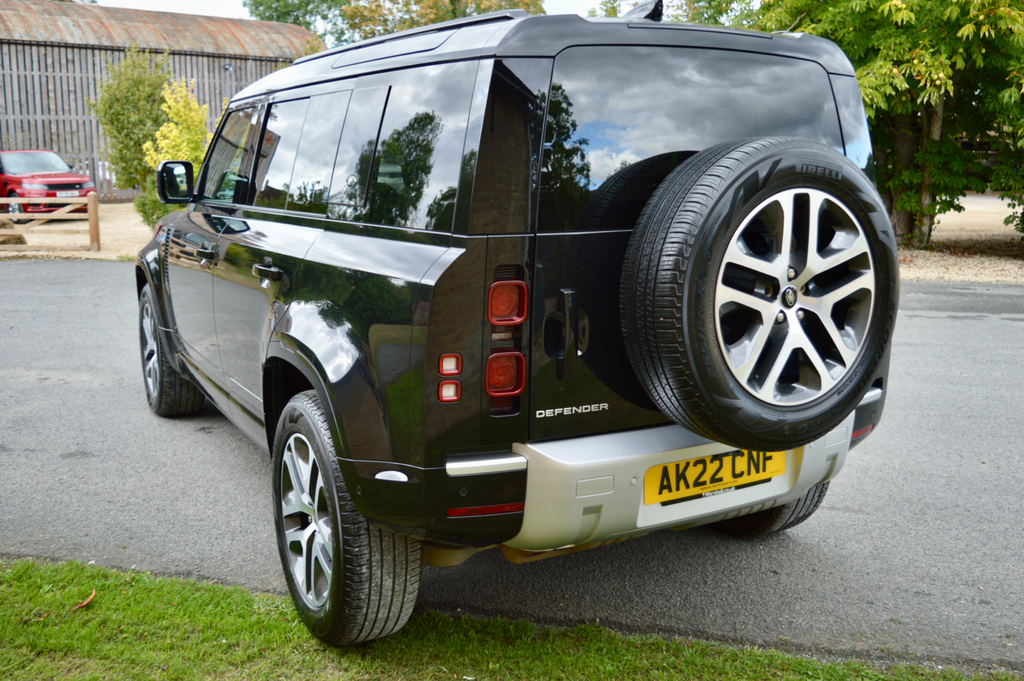 Land Rover Defender 110 X-dynamic S Black #9