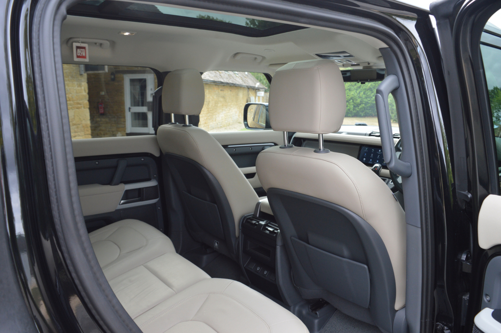 Land Rover Defender 110 X-dynamic S Black #31