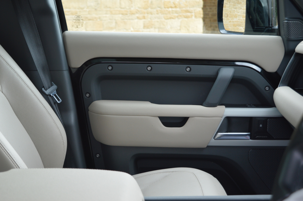 Land Rover Defender 110 X-dynamic S Black #39