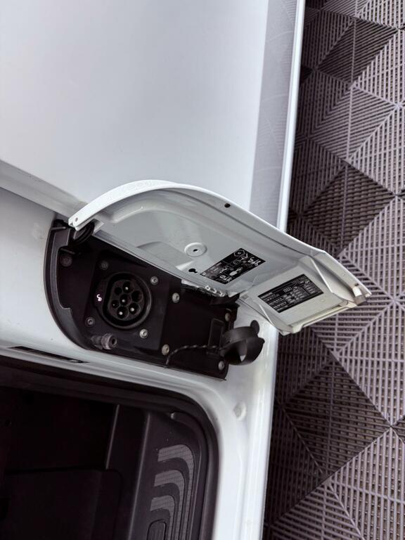 Mercedes-Benz eVito Evito 66 Progressive White #17