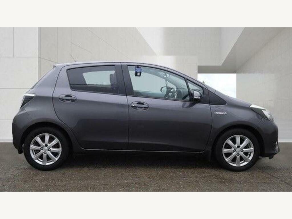 Toyota Yaris Excel White #5