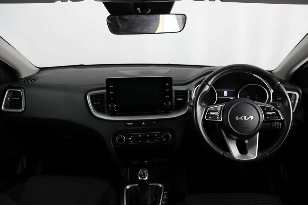 Kia Ceed Hatchback White #2