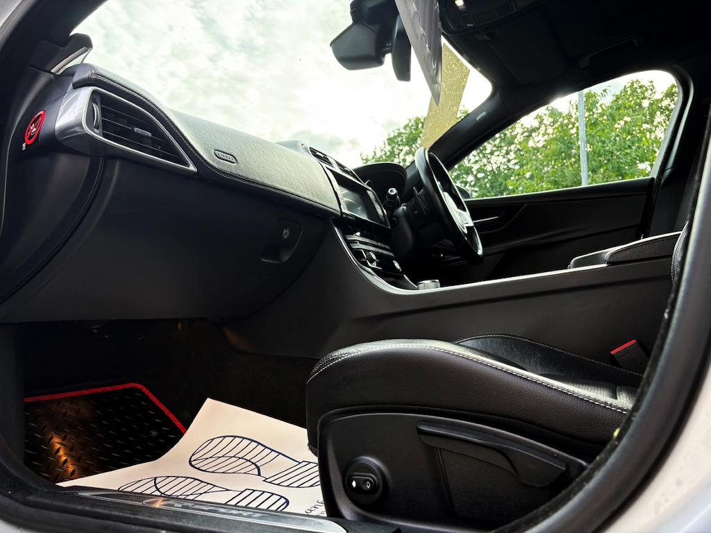 Jaguar XE Xe Portfolio D Black #9