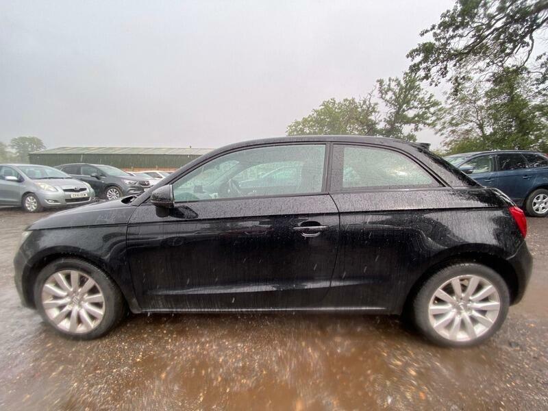 Audi A1 1.6 Tdi Se Black #4