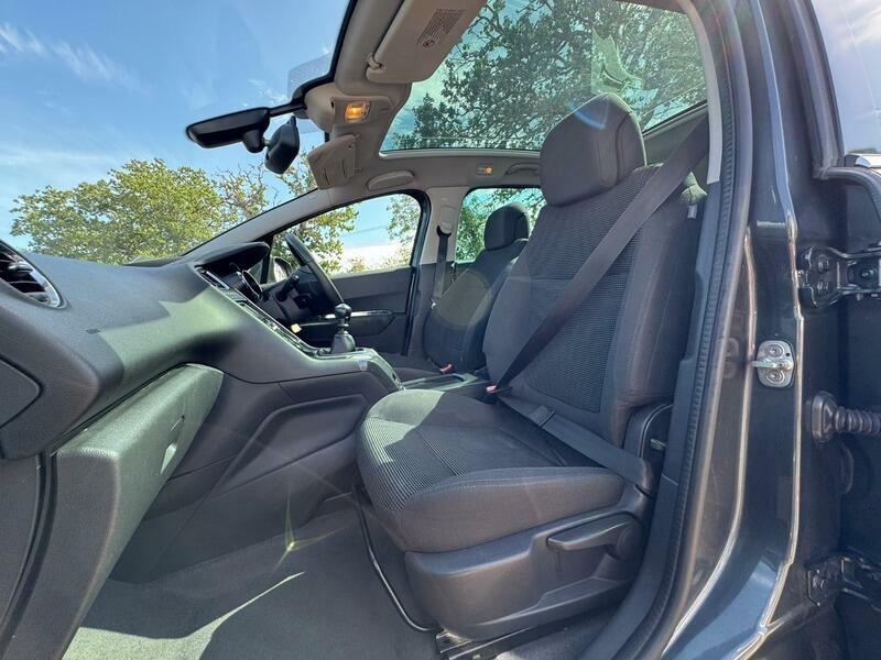 Peugeot 5008 Active White #21