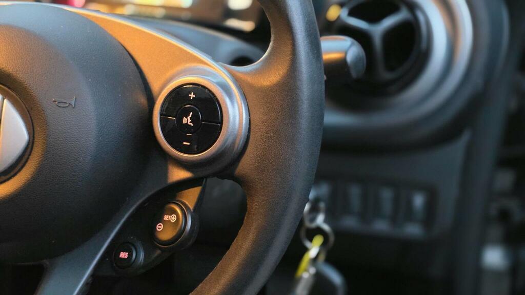 Smart Forfour 1.0 Passion Twinamic 20 Pound Tax, Park Sensors Red #25