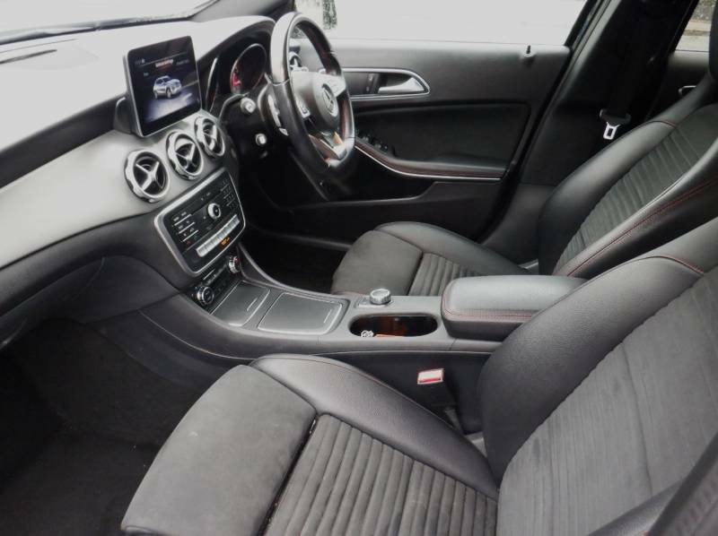 Mercedes-Benz GLA Class Gla 200 Amg Line Edition 1.6 Black #2