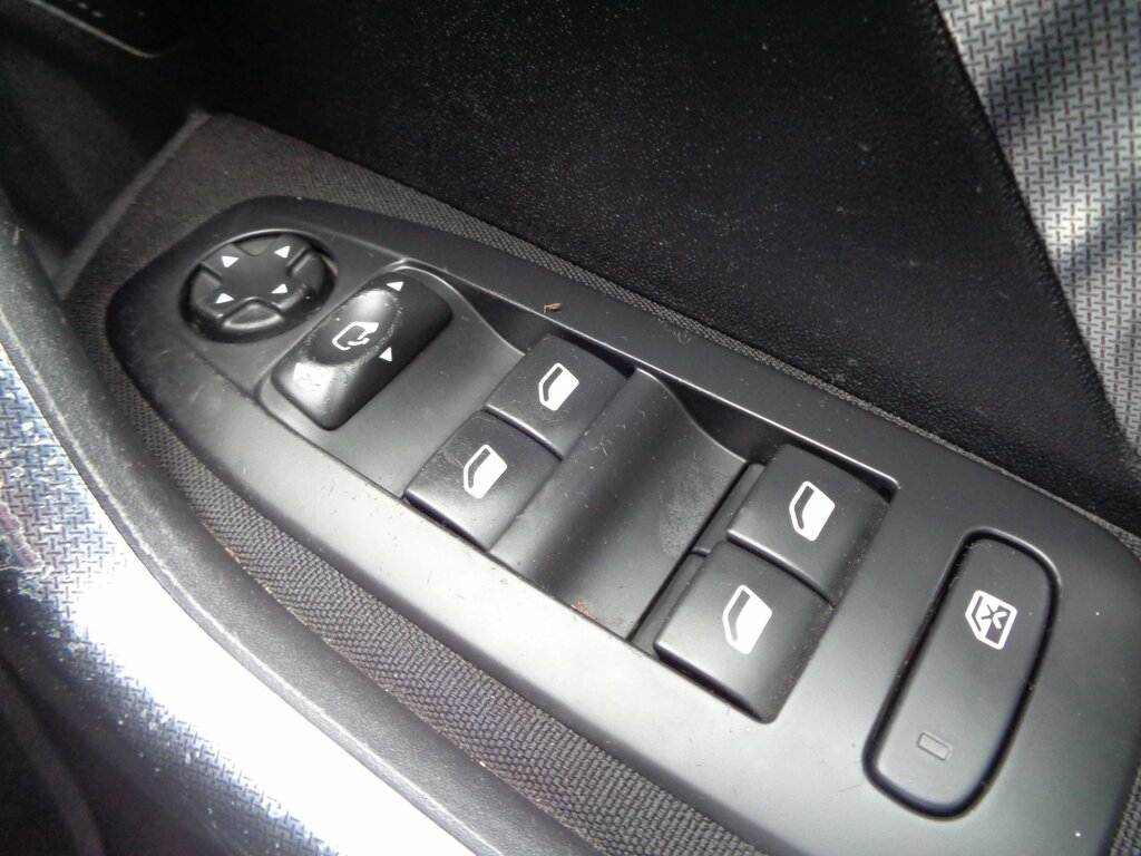 Peugeot 2008 1.6E Hdi Red #28