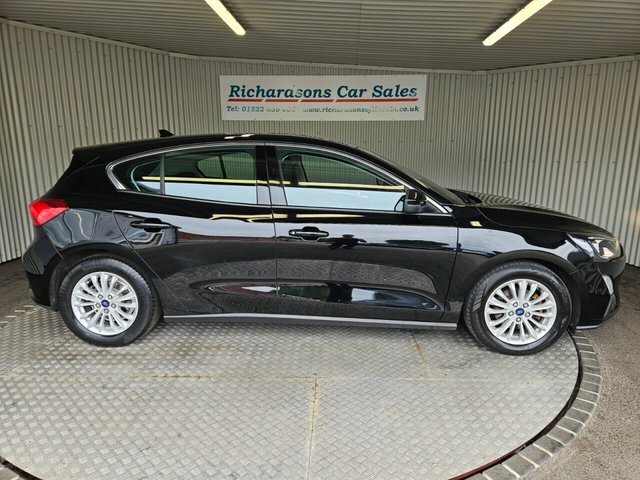 Ford Focus 1.0T Ecoboost Titanium Hatchback Black #2