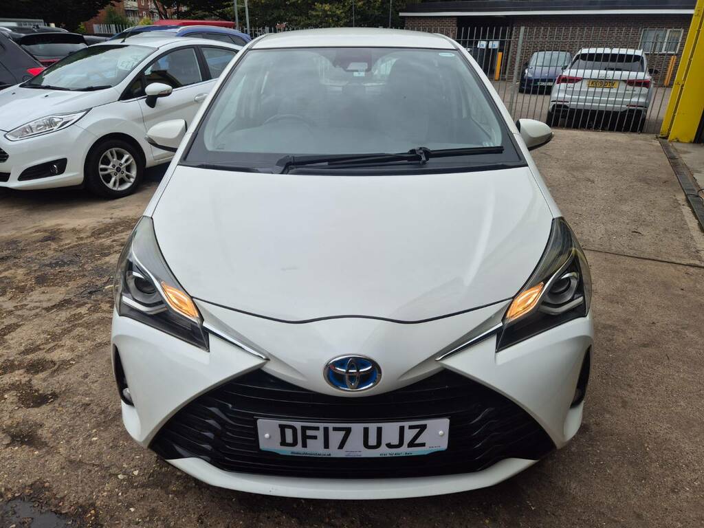 Toyota Yaris 1.5 Hybrid Icon Cvt White #2