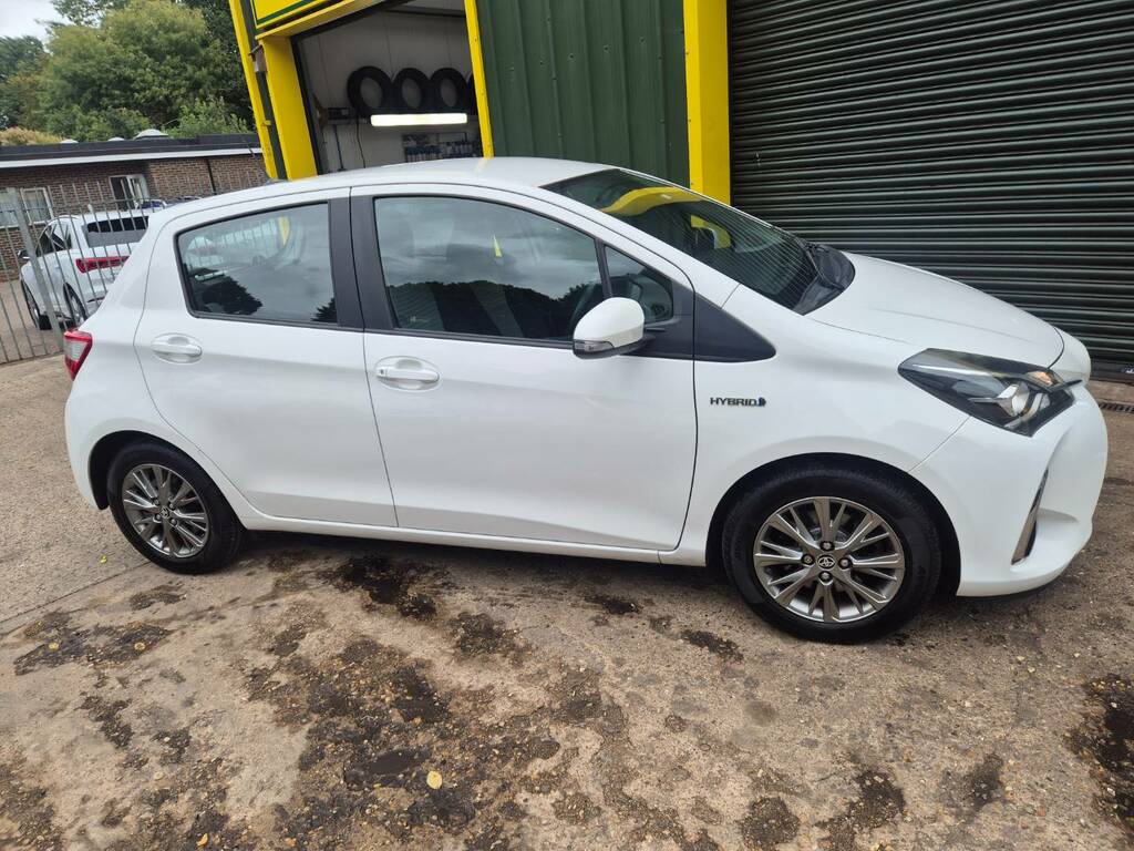 Toyota Yaris 1.5 Hybrid Icon Cvt White #4