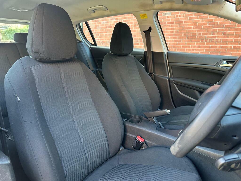 Peugeot 308 1.6 Bluehdi Allure Hatchback White #4