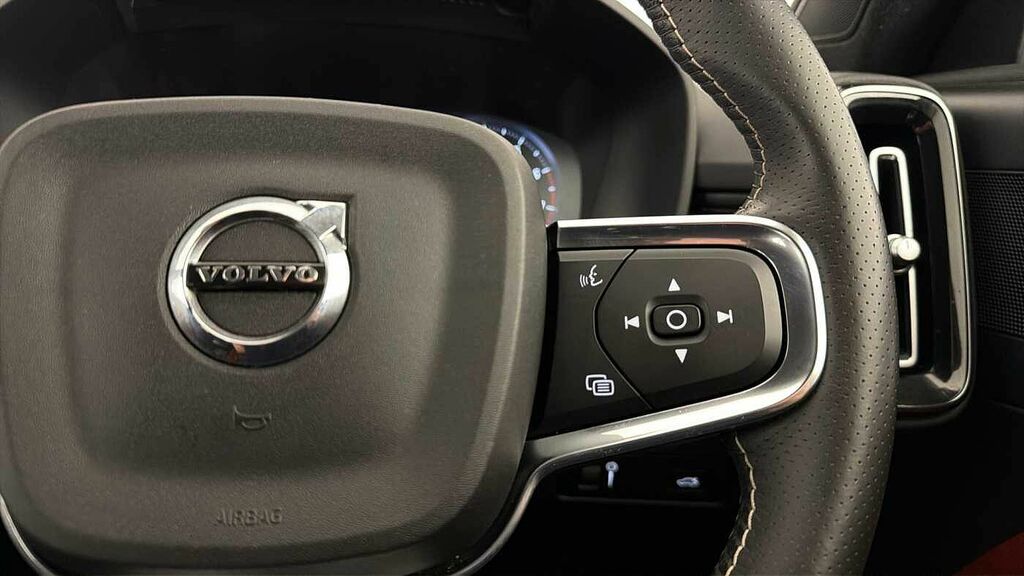 Volvo XC40 Momentum, D3 Awd Sensus Connect White #19