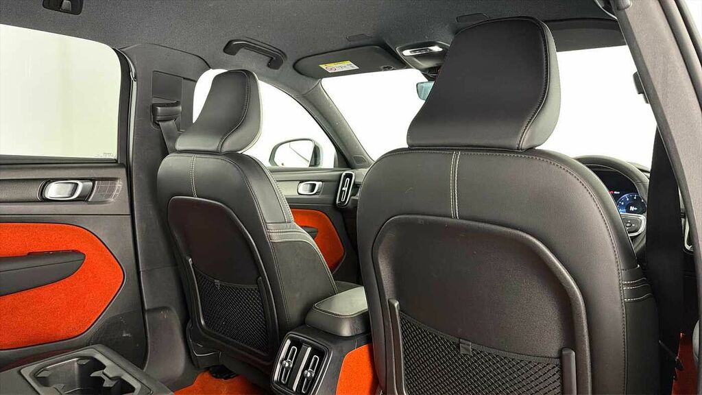 Volvo XC40 Momentum, D3 Awd Sensus Connect White #35