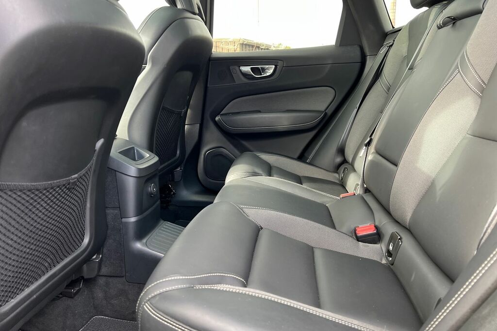 Volvo XC60 B4 Momentum Mhev Black #17