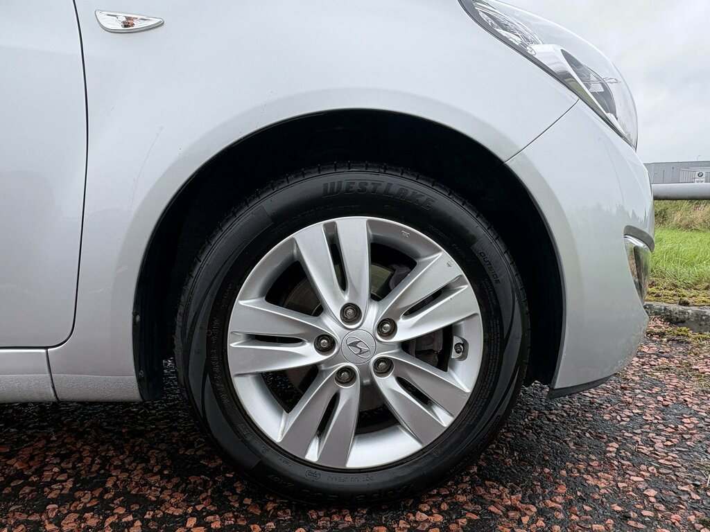 Hyundai Ix20 1.6 Crdi Blue Drive Se 2015 Black #12