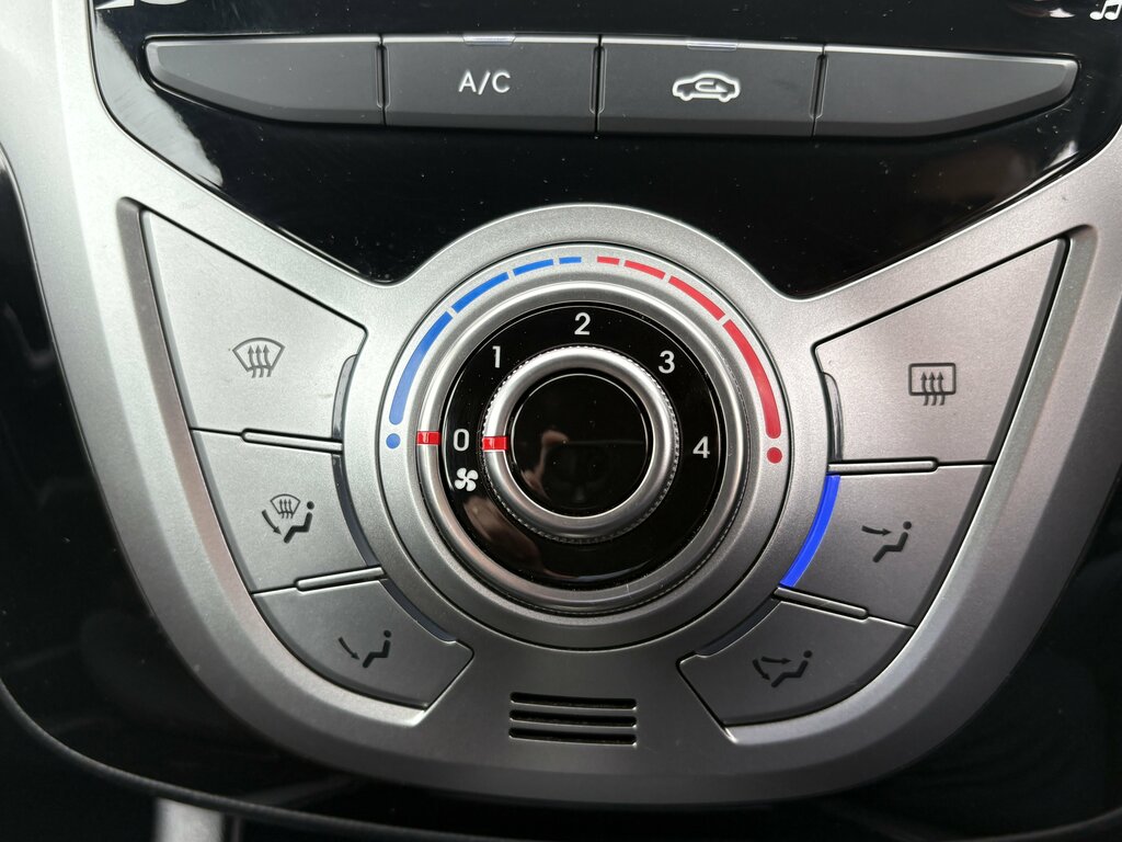 Hyundai Ix20 1.6 Crdi Blue Drive Se 2015 Black #30