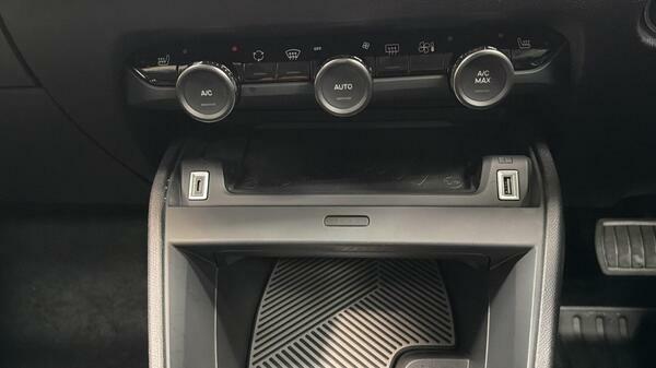 Citroen e-C4 100Kw E-series 50Kwh Hatchback Black #24