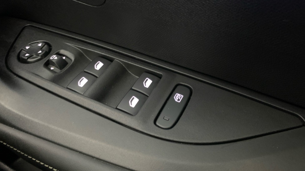 Peugeot 2008 1.2 Puretech Active Grey #39