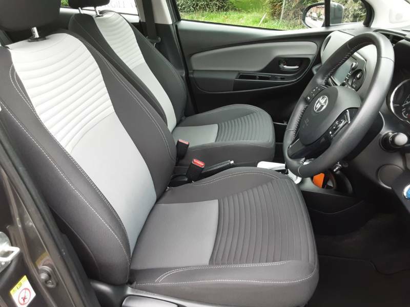 Toyota Yaris 1.5 Vvt-h Icon Tech E-cvt Silver #4