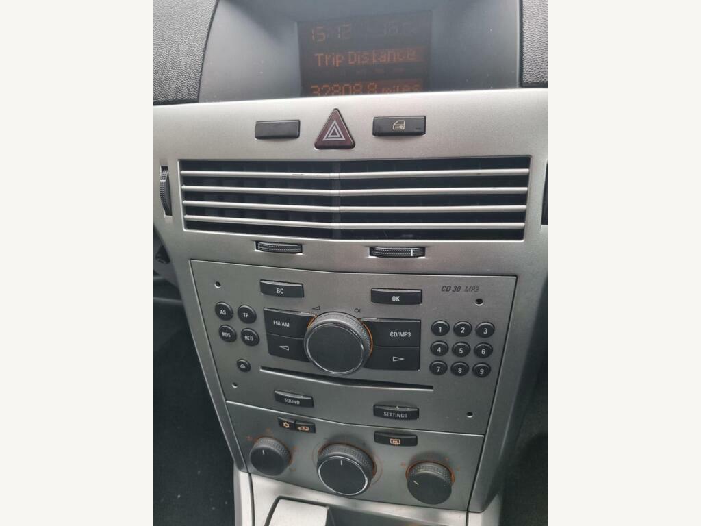 Vauxhall Astra Hatchback White #9