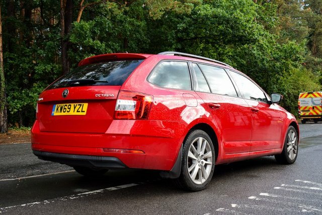Skoda Octavia 2019 1.5 Tsi Gpf Act Se L Estate Red #6