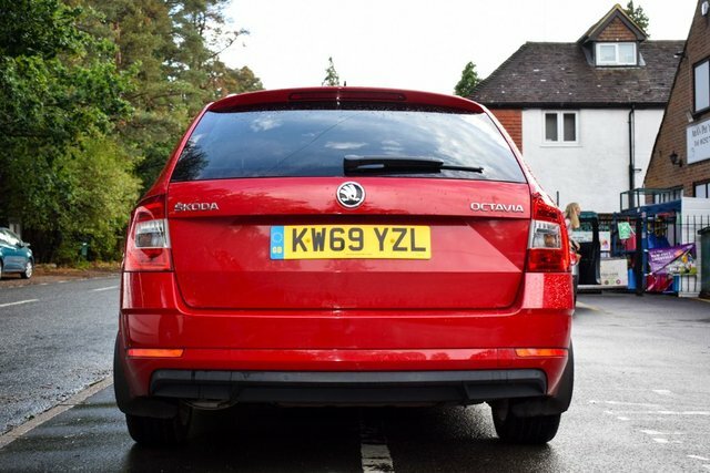 Skoda Octavia 2019 1.5 Tsi Gpf Act Se L Estate Red #5