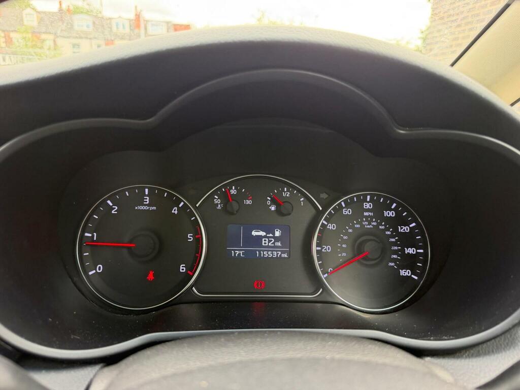 Kia Carens 2 White #35