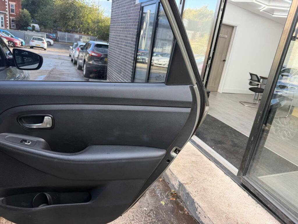 Kia Carens 1.7L 3 Silver #18