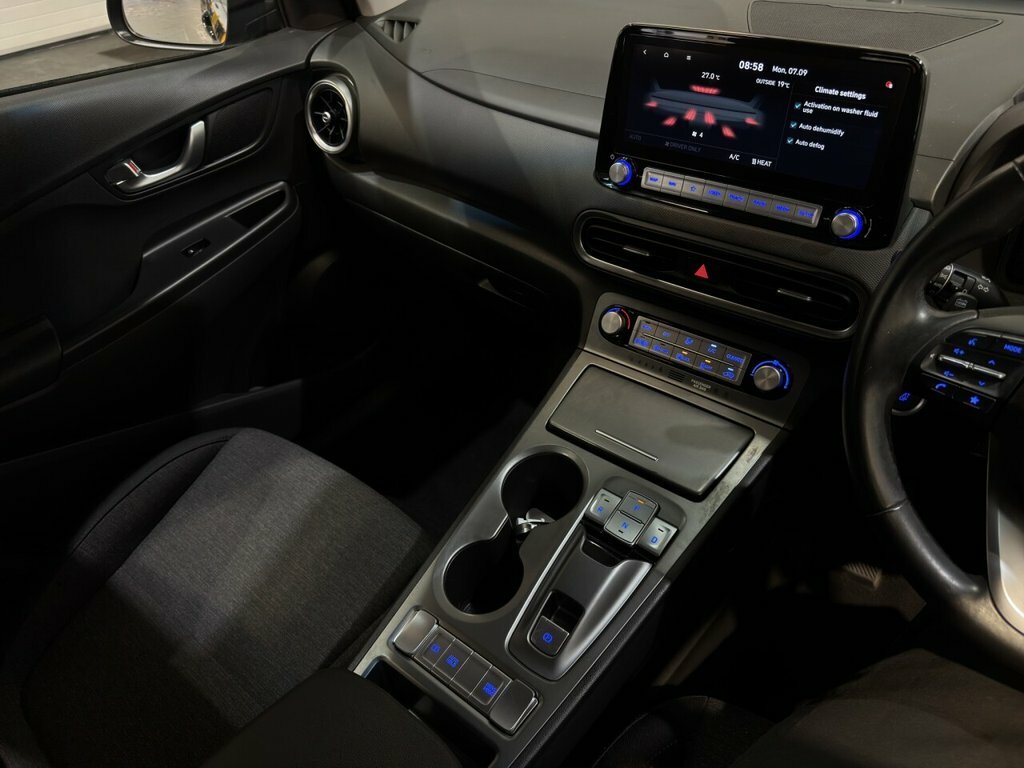 Hyundai Kona Hatchback White #9