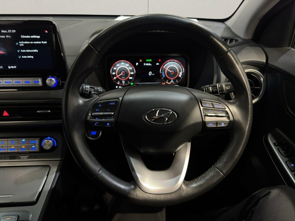 Hyundai Kona Hatchback White #12