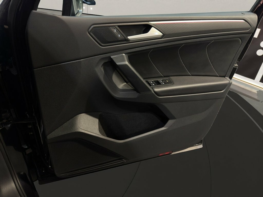 Volkswagen Tiguan Elegance VA23DPO Black #18