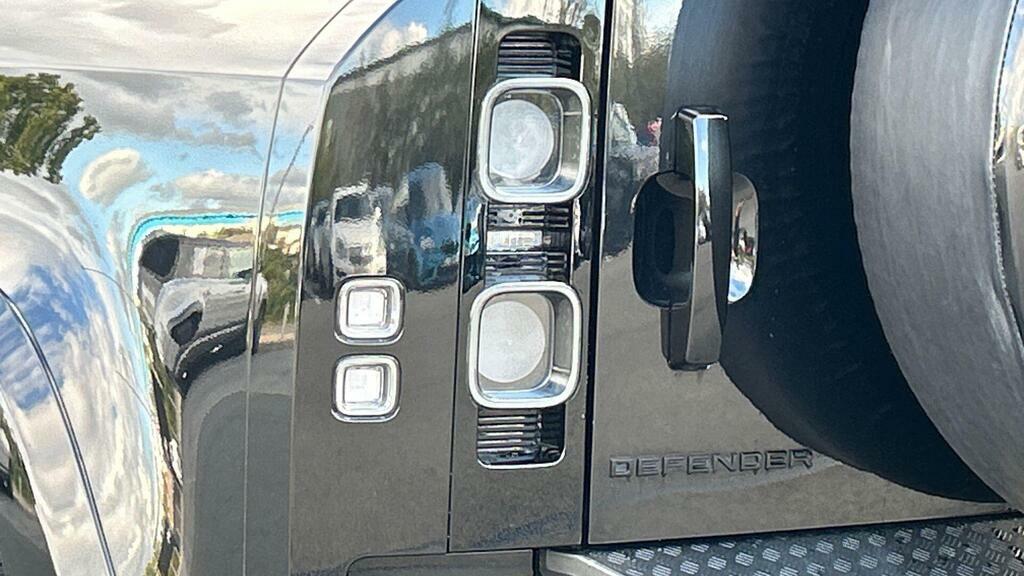 Land Rover Defender 110 X-dynamic Hse Black #19