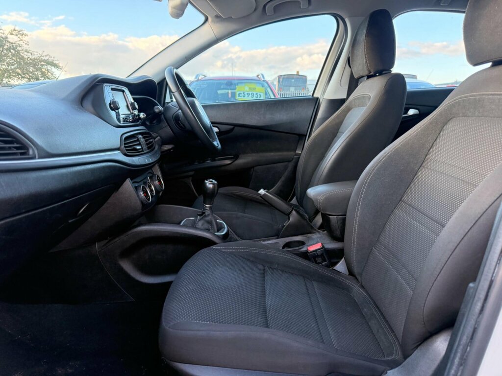 Fiat Tipo Hatchback 1.4 Mpi Easy Plus Euro 6 201666 Black #11