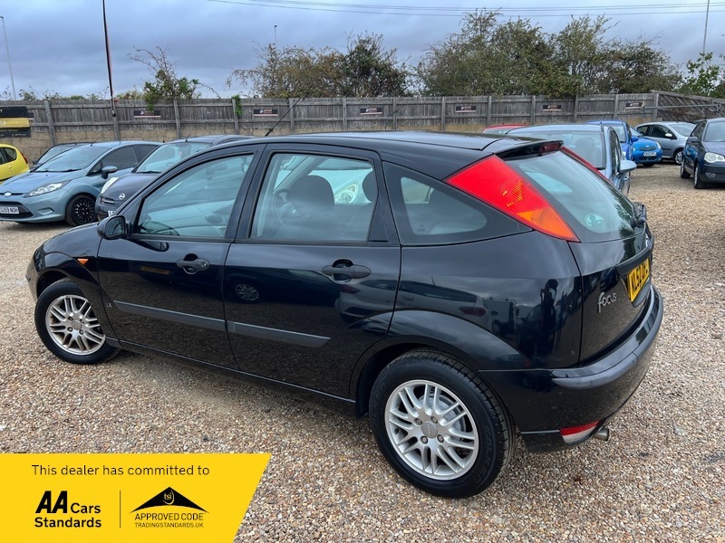 Ford Focus LX Black #3