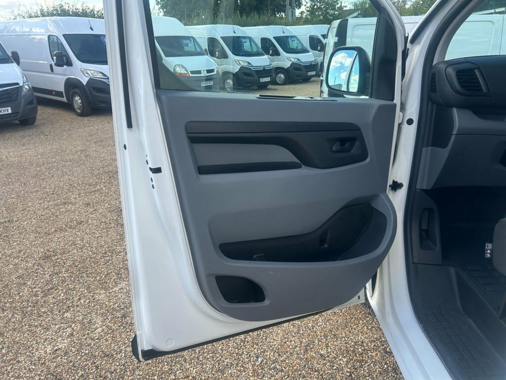 Toyota PROACE 2.0D Active Long Panel Van White #31