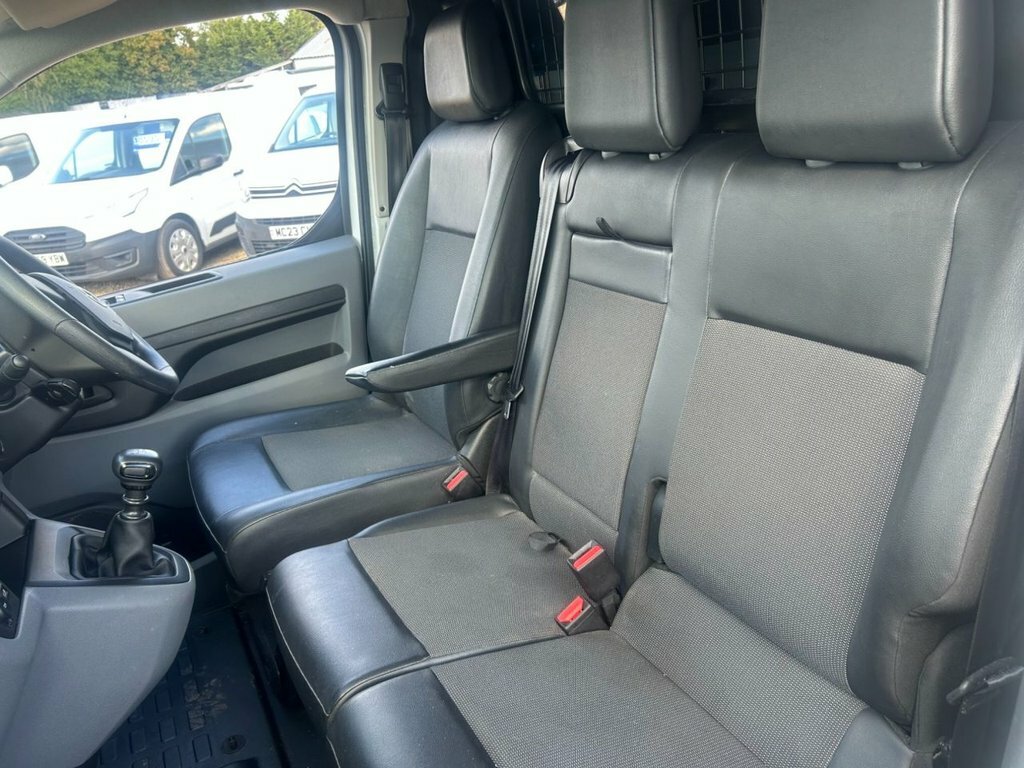 Toyota PROACE 2.0D Active Long Panel Van White #28